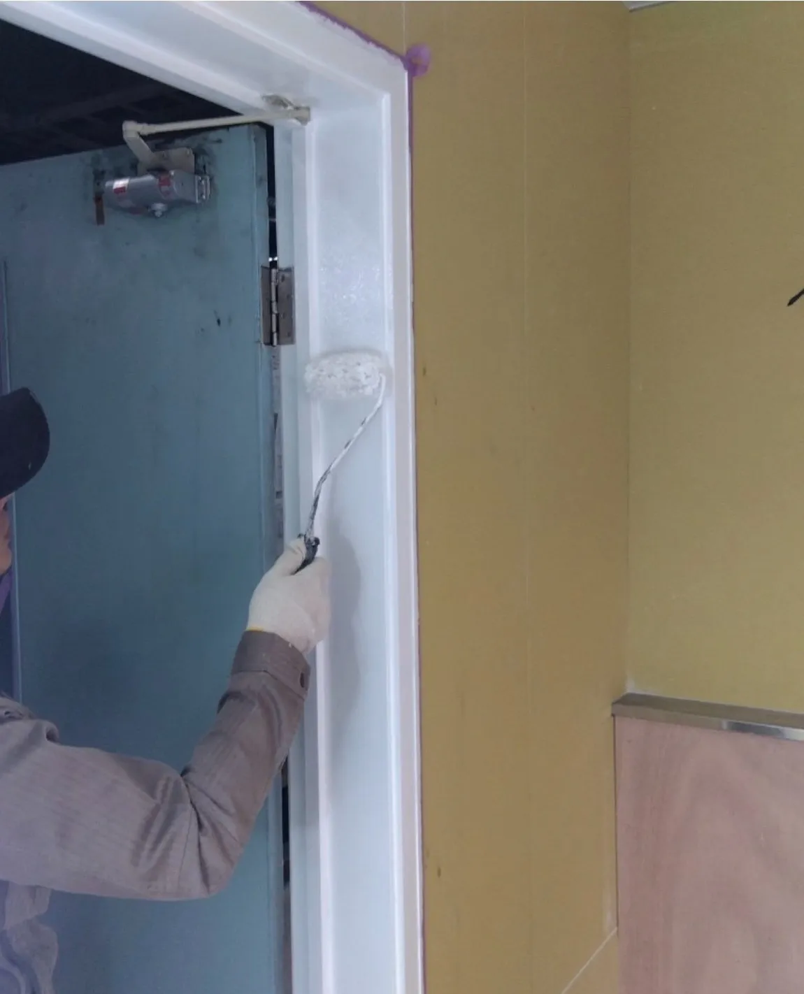 ドア枠塗装工事