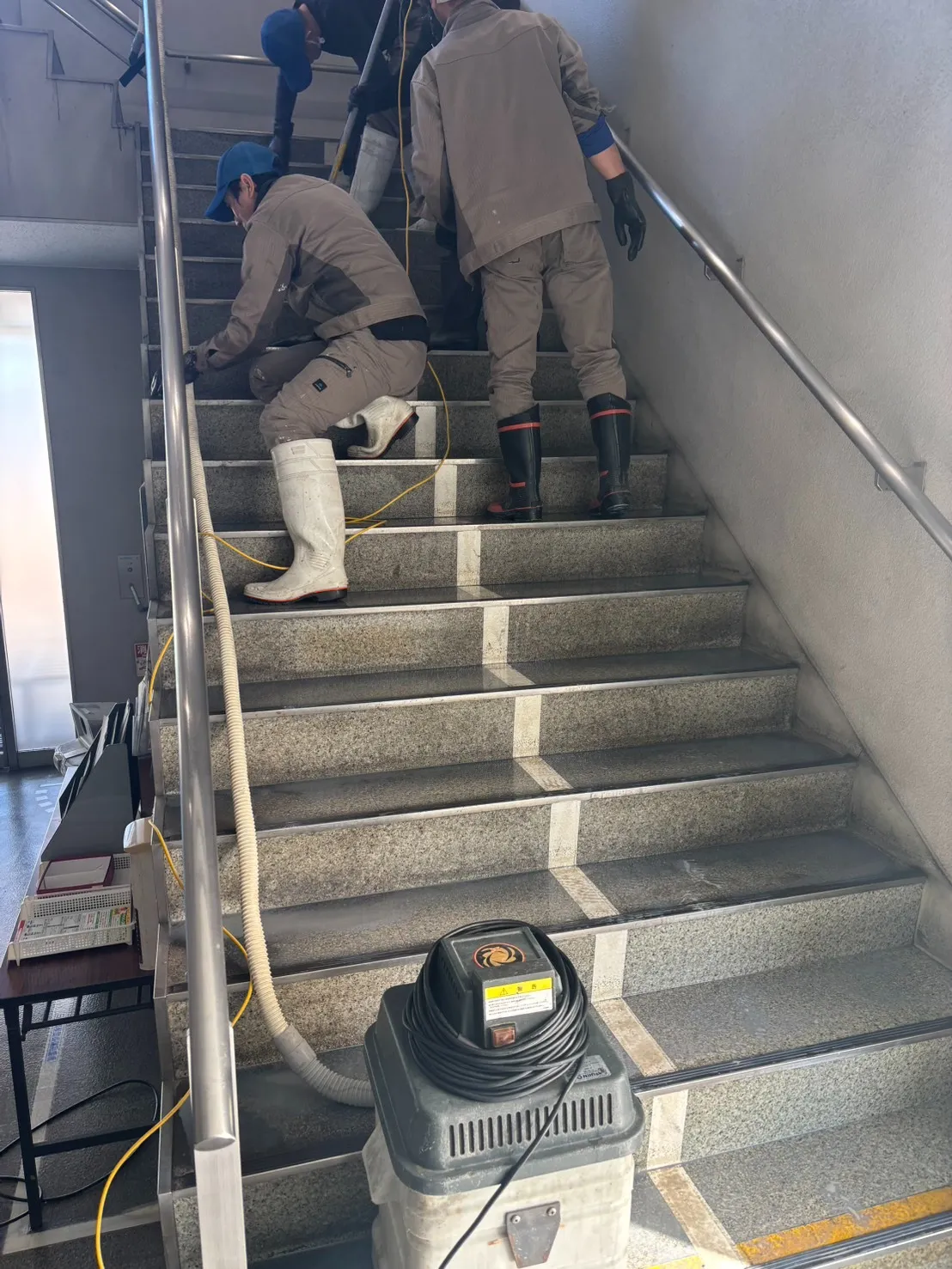 床タイル剥離作業