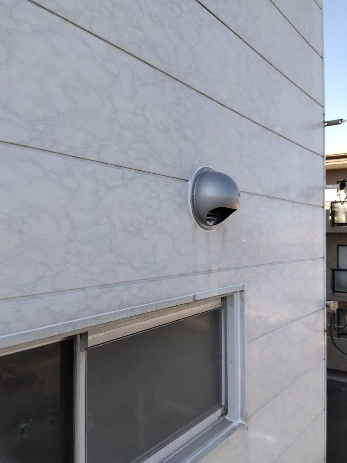 換気フード取付作業｜外れていた換気フードを取付