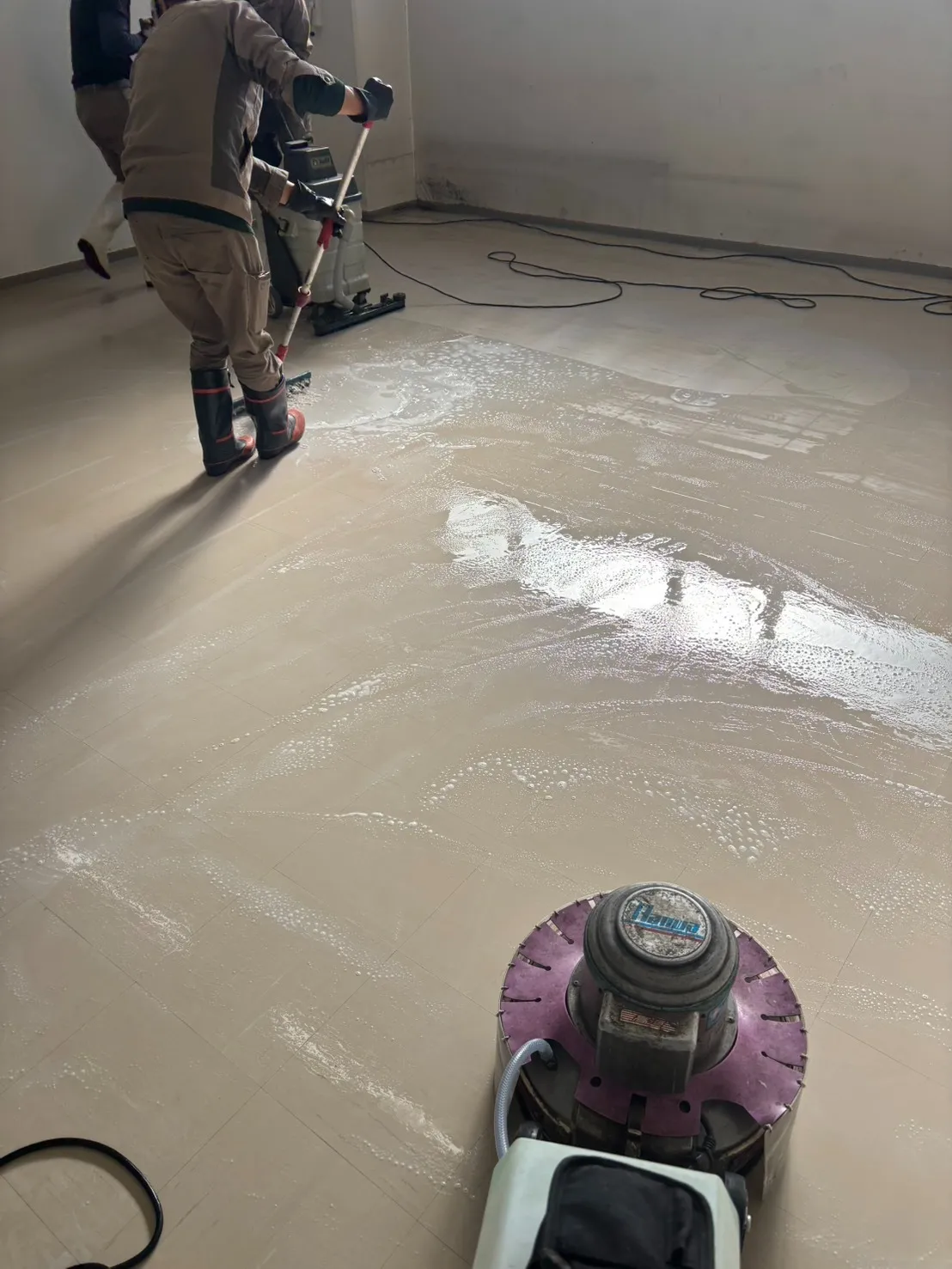 床剥離・ワックス剥離清掃ならお任せ|店舗・事務所対応