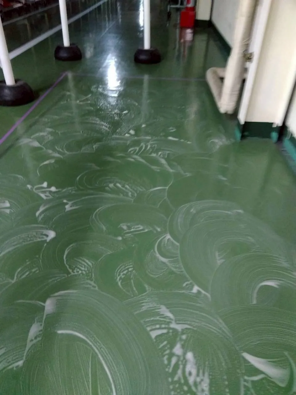 床清掃・ワックス仕上げ|緑色床の洗浄・ツヤ出し対応