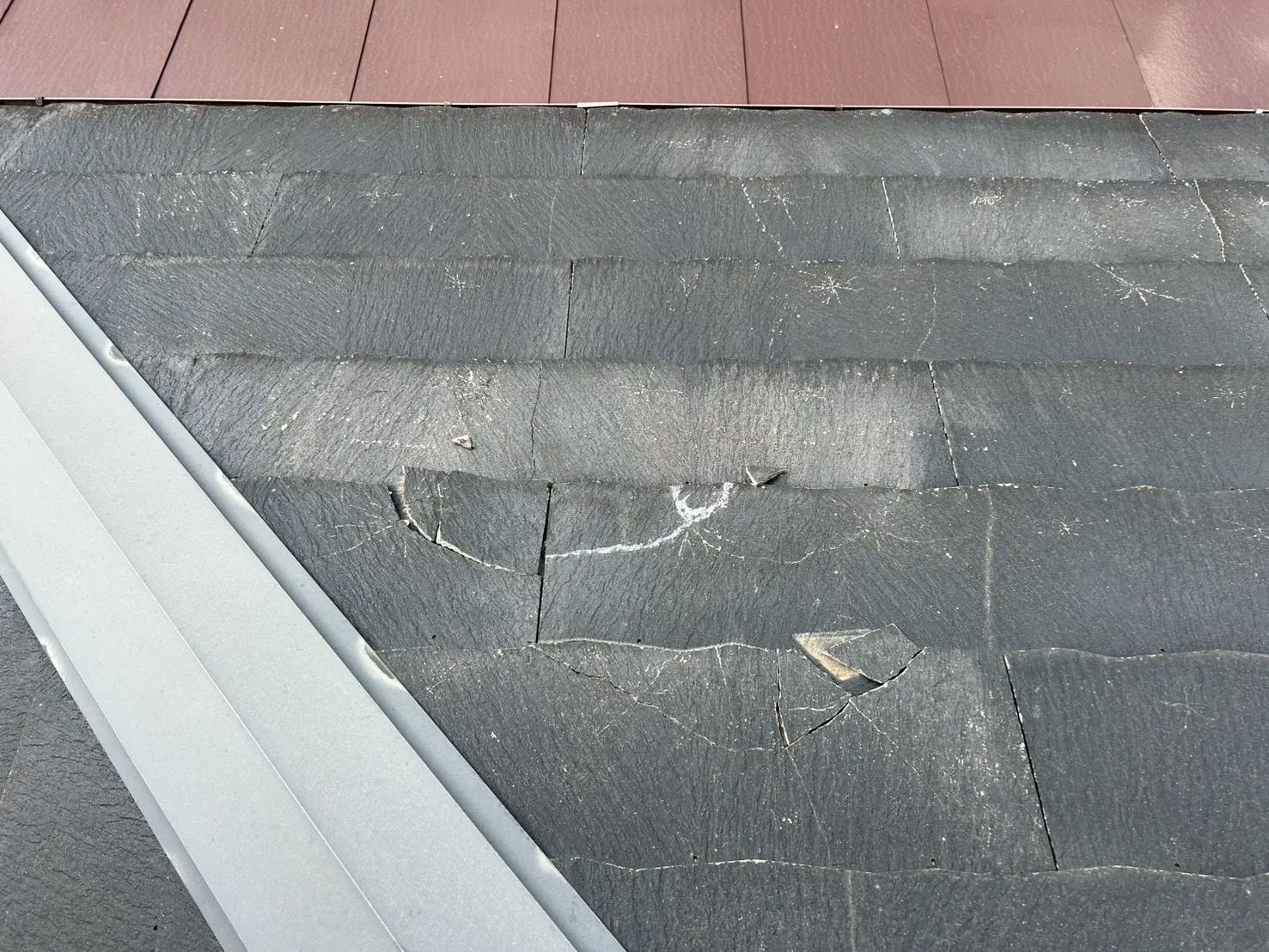 カラーベストの割れでご相談いただきました｜屋根の点検・補修対応