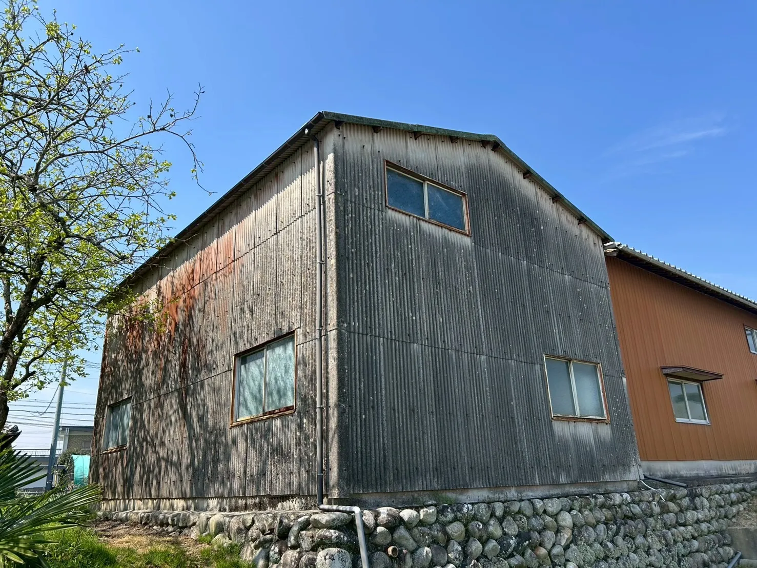 倉庫の外壁塗装のご依頼｜劣化対策・メンテナンス【三重県でリフォームするならアトラ】