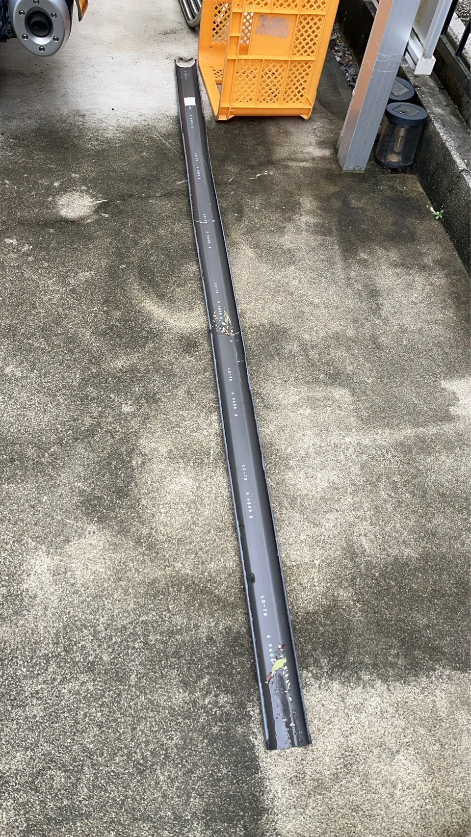 先週の台風被害のご相談が続いています｜エアコン配管のカバーが外れて落ちてしまった【三重県でリフォームするならアトラ】